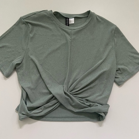 Divided Tops - Short sleeved crop top